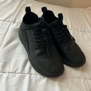 Clove all black shoes